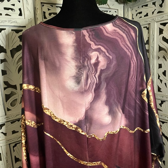 PERFECT SWIRLS OF PURPLE WITH GOLD ACCENTS SHARK BITE MID SLEEVE PLUS TOP - Picture 9 of 11